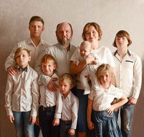 Многодетная семья Якуниных из Тюмени награждена орденом «Родительская слава»