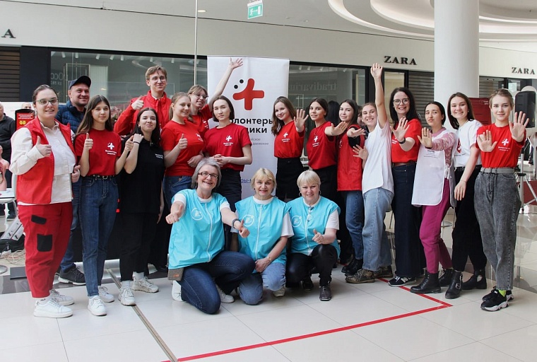 Жителям Тюменской области помогают около 850 волонтеров-медиков