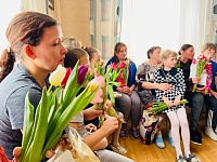 Тюменки из Союза женщин России поздравили с 8 Марта женщин Донбасса