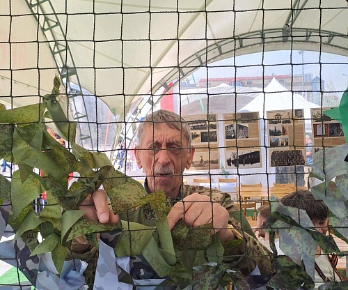 В День города тюменцы плели «Сети Победы»