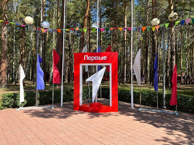 Александр Моор вместе с юными тюменцами открыл стелу  "Движение первых"