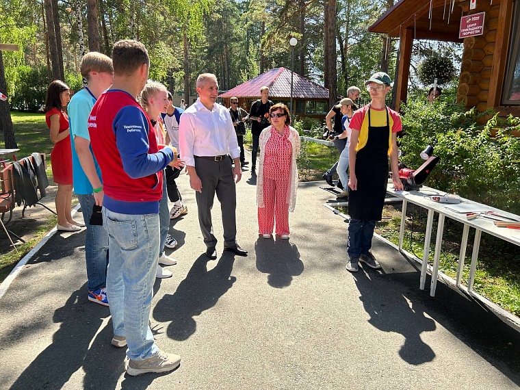 Александр Моор вместе с юными тюменцами открыл стелу  "Движение первых"