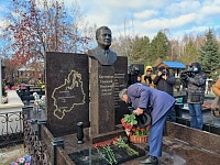 Секретный чемоданчик Богомякова. Друзья и коллеги вспоминали секретаря тюменского обкома на открытии его памятника