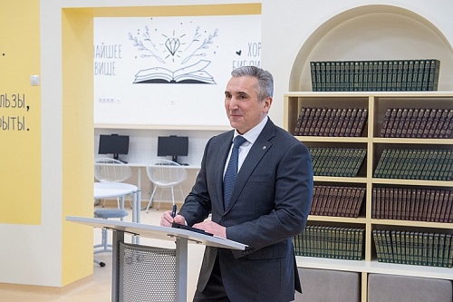 Александр Моор поздравил тюменцев с Днем знаний