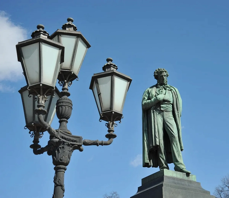 Поэтический нон-стоп, диктант и конкурс рисунков: десятки мероприятий пройдут в Тюменской области в День русского языка