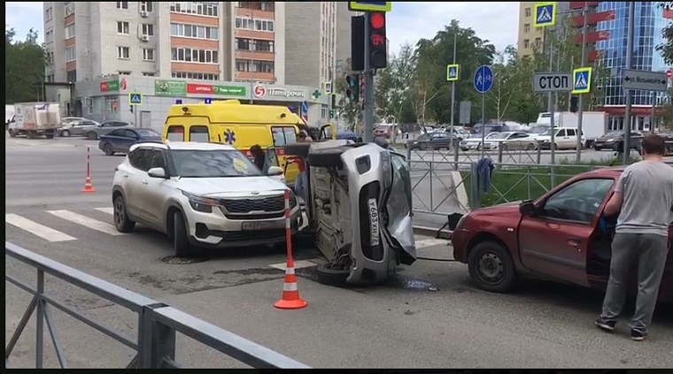 На перекрестке в Тюмени Lada "легла" на бок