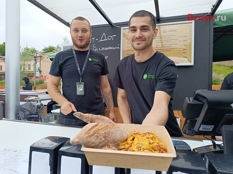 Тюменцы пробуют на вкус рваную говядину и съедобные наличники