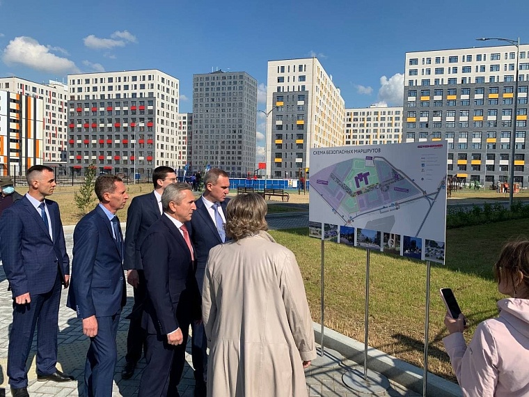 Александр Моор открыл новую школу в тюменском ЖК "Звездный городок"