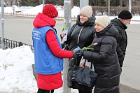«Слезы на глазах». В честь 8 Марта ишимские волонтеры раздали женщинам цветы