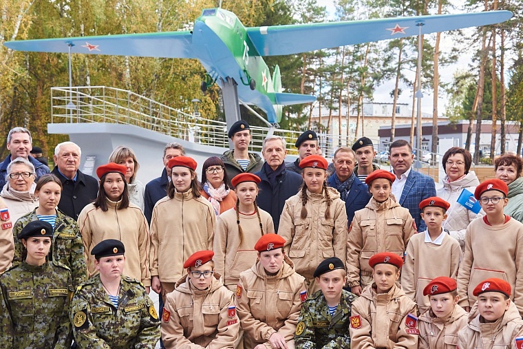 В Заводоуковске заложили традицию поздравлять машиностроителей у памятника десантному планеру