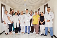 Команда врачей, выполнивших первую трансплантацию сердца. Фото департамента здравоохранения