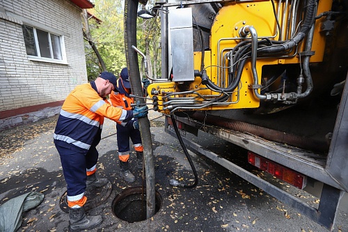 Из тюменской канализации вытащили лопату для огорода