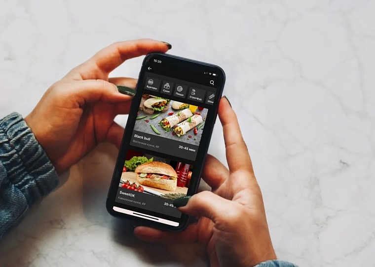 Еда из ресторанов, лекарства и забытые ключи: в Тюмени запустили новый сервис доставки Broniboy