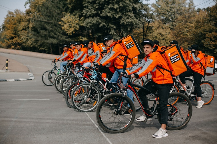 Тюменцы уже замечают на улицах ярких курьеров Broniboy