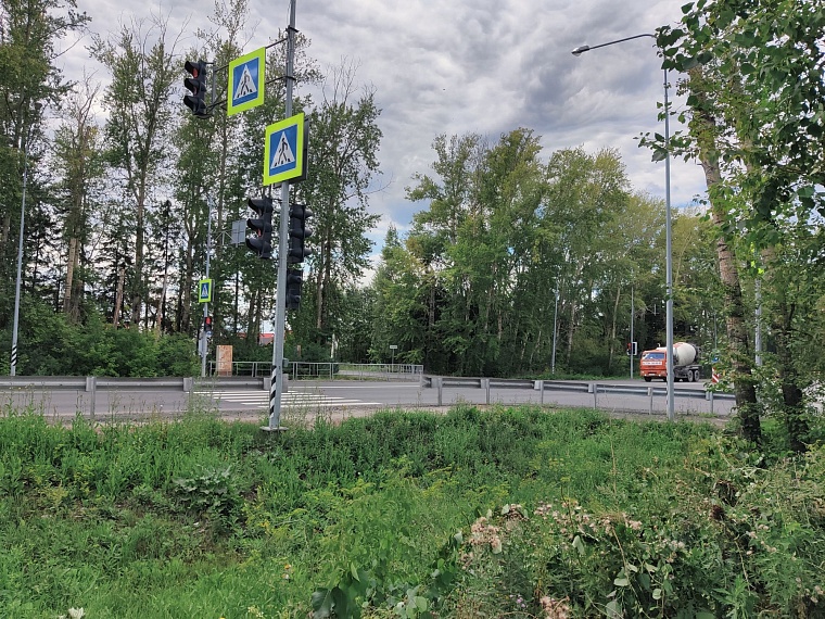 Даже сейчас поворот на ОКБ-1 с Червишевского тракта выглядит небезопасным, а 20 лет назад здесь не было вообще ничего