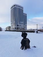 Талисман Ижевска - чугунный «Ижик» на фоне нового жилого комплекса. Фото: Вслух.ру