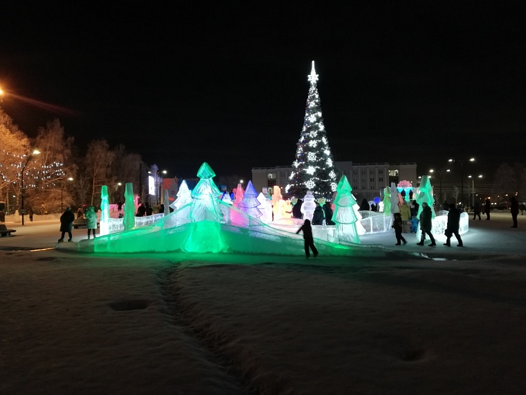 Ледовый городок на Центральной площади в Ижевске. Фото: Вслух.ру