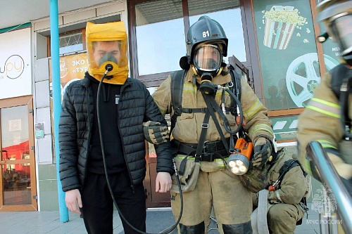 Тюменские пожарные отрепетировали тушение кинотеатра в Ялуторовске