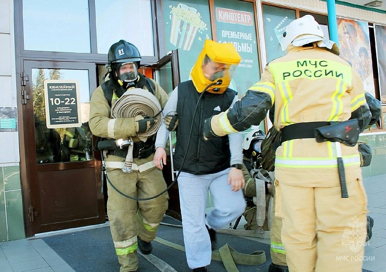 Тюменские пожарные отрепетировали тушение кинотеатра в Ялуторовске