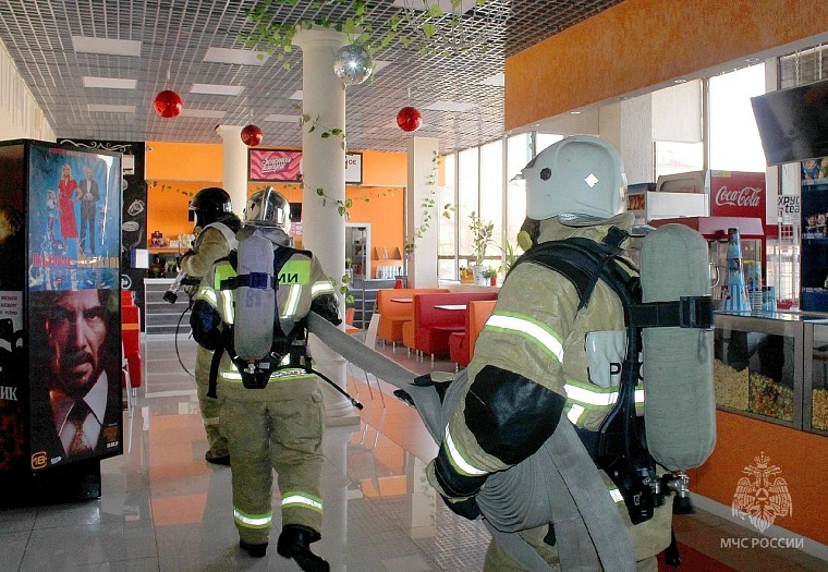 Тюменские пожарные отрепетировали тушение кинотеатра в Ялуторовске