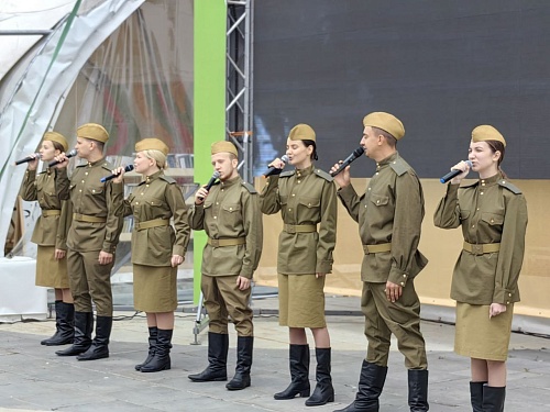 Тюменцы узнали историю создания песни Булата Окуджавы и вновь посмотрели "Белорусский вокзал"