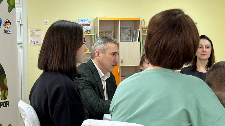 В Тюмени Александр Моор встречается с семьями погибших участников СВО