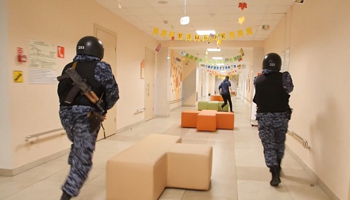 В тюменских школах прошли учения на случай нападения