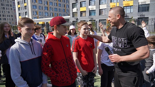 Известный российский силач Денис Вовк встретился с тюменскими школьниками