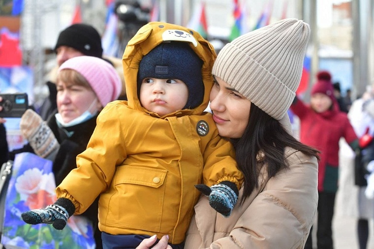 "С нами Крым". На праздничном концерте в Тюмени собралось около 10 тысяч человек