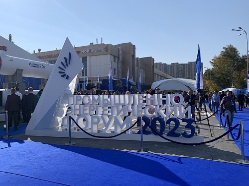 Сотни студентов тюменских вузов посетили День открытых дверей нефтегазовых компаний на TNF