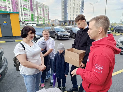 Тюменской многодетной семье, оставшейся без жилья после пожара, подарили две квартиры