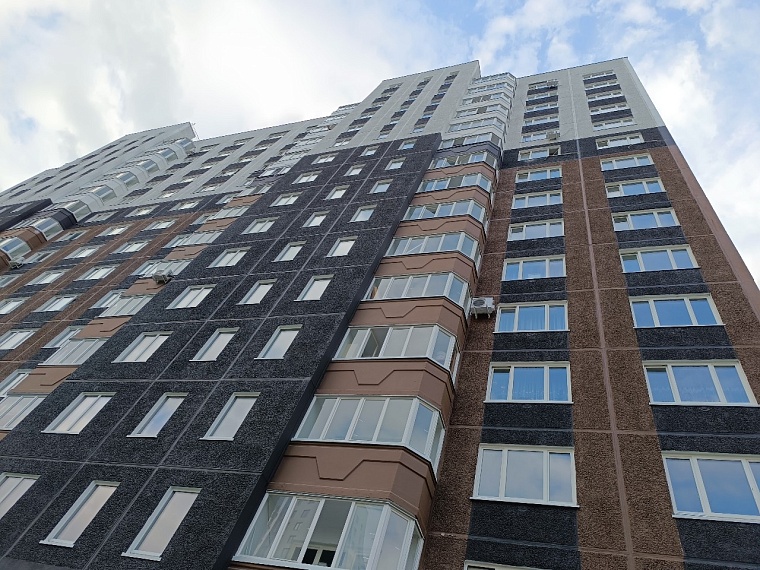 Тюменской многодетной семье, оставшейся без жилья после пожара, подарили две квартиры