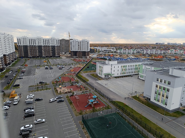 Тюменской многодетной семье, оставшейся без жилья после пожара, подарили две квартиры