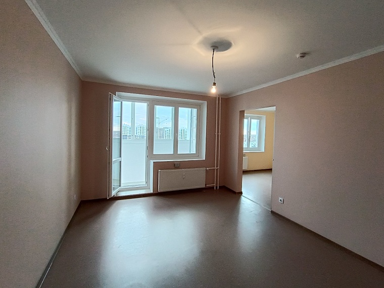 Тюменской многодетной семье, оставшейся без жилья после пожара, подарили две квартиры