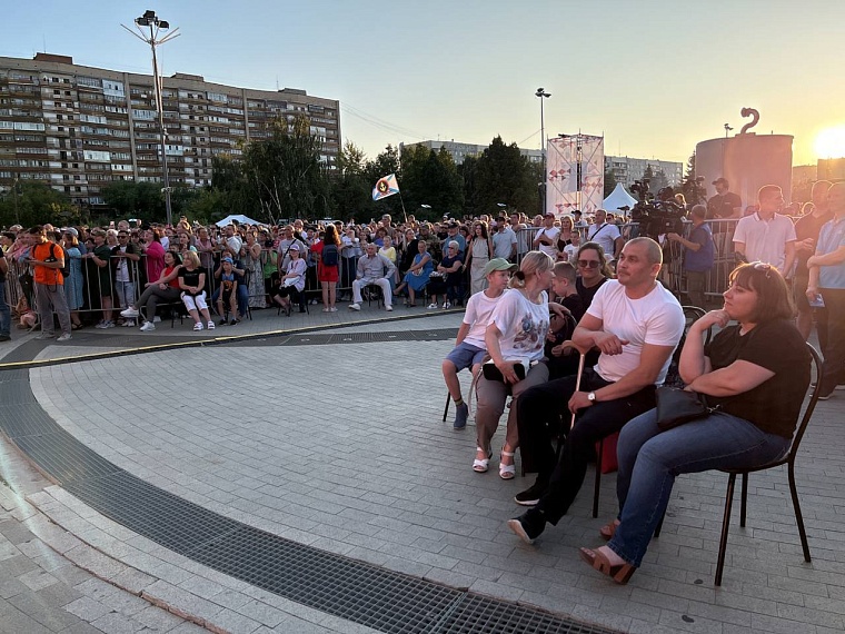 Александр Моор выступил с обращением перед концертом группы «Любэ»