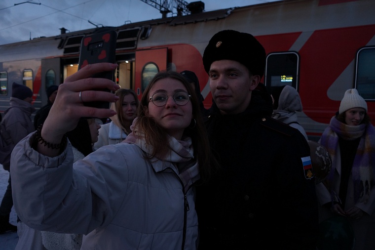 Тюменскому студенту, который выбрал службу в армии, устроили душевные проводы