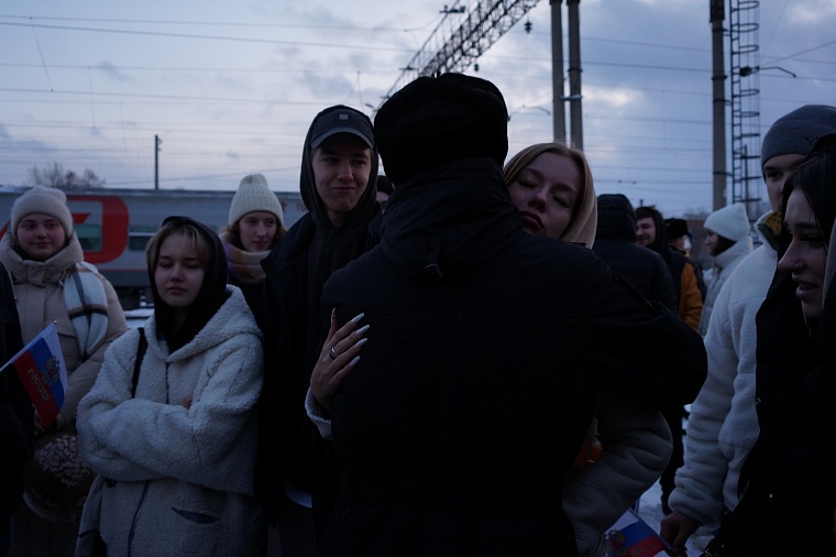 Тюменскому студенту, который выбрал службу в армии, устроили душевные проводы