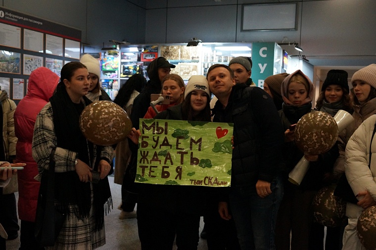 Тюменскому студенту, который выбрал службу в армии, устроили душевные проводы