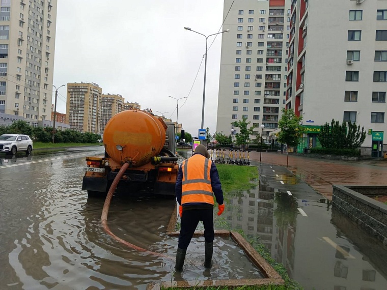 В Тюмени за несколько часов выпала месячная норма осадков, на Кореневского привлекут технику МЧС