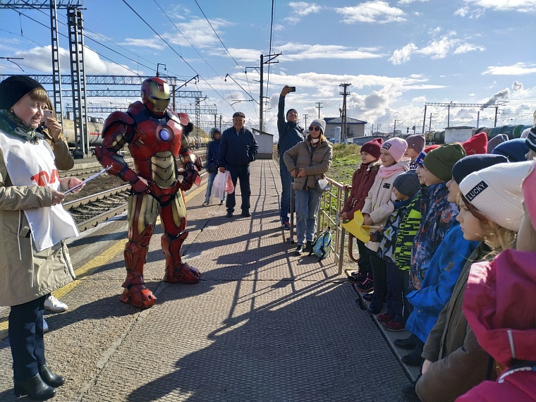 На железной дороге тюменские школьники встретились с Железным человеком