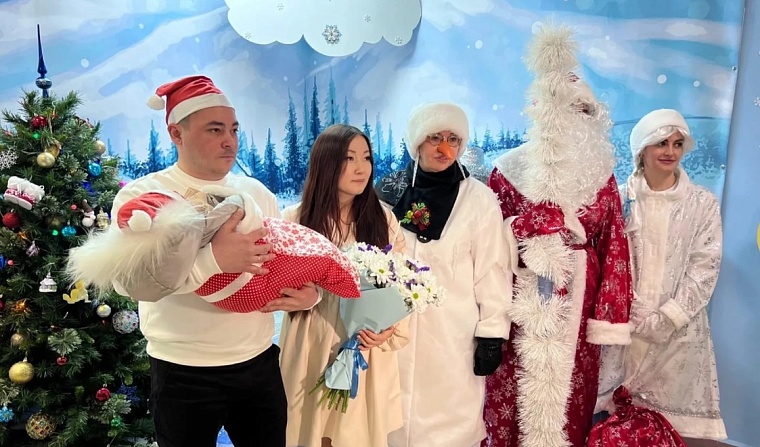 В перинатальном центре Салехарда ввели новогоднюю форму для новорожденных