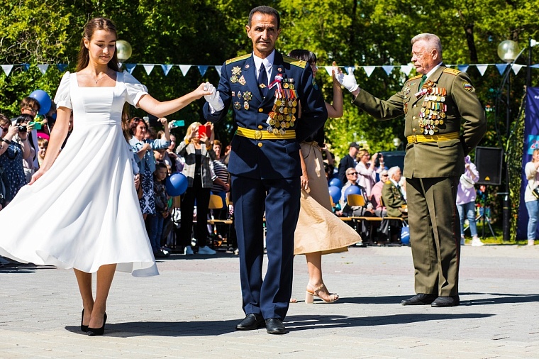 В тюменском сквере станцуют офицерский вальс