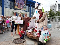 Хантыйский чум многодетной семьи стал лучшим на параде колясок в День города