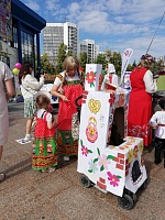 Хантыйский чум многодетной семьи стал лучшим на параде колясок в День города