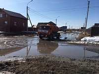 Центр управления регионом: десять спецмашин откачивают воду с дороги в Казарово
