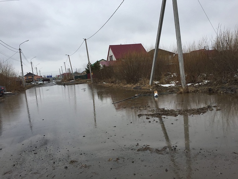 Центр управления регионом: десять спецмашин откачивают воду с дороги в Казарово