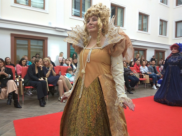 «Народный кутюрье»: посвящение Нотр-Дам де Пари и принты с Собяниным