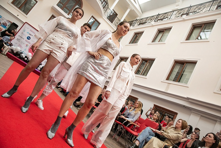 «Народный кутюрье»: посвящение Нотр-Дам де Пари и принты с Собяниным