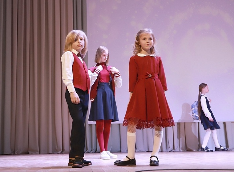 Дефиле школьной одежды устроили в Тюмени для родителей и детей