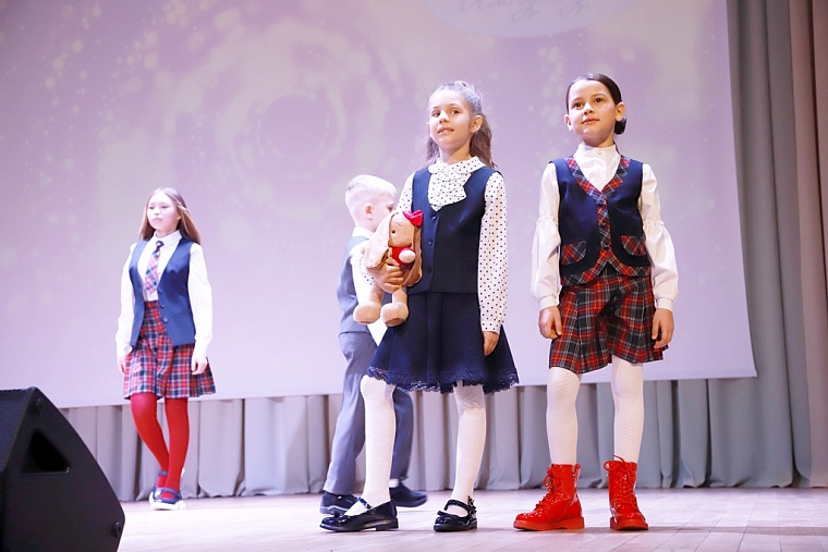 Дефиле школьной одежды устроили в Тюмени для родителей и детей